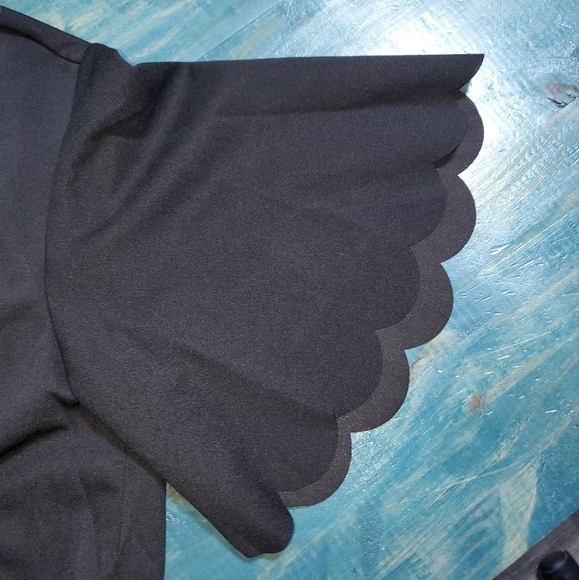 Black top with scalloped hem NEW XS - Picture 5 of 5